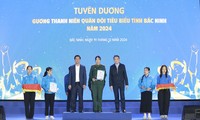 Ông Lê Xuân Lợi - Phó Chủ tịch UBND tỉnh (bên trái) và ông Vũ Minh Hiếu - Trưởng ban Nội chính tỉnh Bắc Ninh trao thưởng thanh niên tiêu biểu.