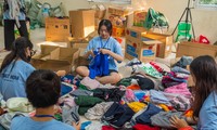 Teen Hà Nội thu gom sách, quần áo cũ, tái chế thành vật phẩm xinh gây quỹ từ thiện