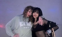 Lisa &quot;xả ảnh&quot; xem concert Taylor Swift ở Singapore, khoe tay đeo kín vòng tình bạn