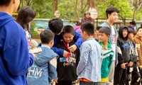 Teen Hà Nội &quot;giải cứu&quot; bánh kẹo Tết, mang 5 tấn quà tặng trao trẻ em vùng cao