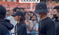 Soi trang phục Lisa và Park Bo Gum đi xem concert: Diện đồ đôi hay chỉ là quảng cáo?
