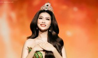 Hoa hậu Đoàn Thiên Ân gây tranh cãi chỉ vì một hành động giống Địch Lệ Nhiệt Ba