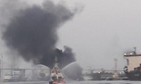 Các lực lượng đã triển khai nhiều biện pháp khống chế đám cháy và sự cố tràn dầu trên tàu chở dầu Hải Hà 18. Ảnh: Công an Nhân dân