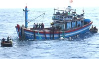 Hai ngư dân và lưới trên tàu gặp nạn đã được đưa lên một tàu cá khác về đất liền (Ảnh minh họa)