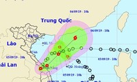 Áp thấp nhiệt đới sau khi "đánh võng" vào khu vực Thừa Thiên-Huế đến Quảng Nam dự báo sẽ vòng trở ra biển