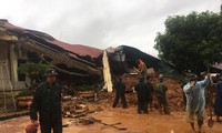 Lực lượng tìm kiếm cứu nạn tích cực tìm kiếm những nạn nhân mất tích tại Đoàn kinh tế 337 của Quân khu 4 ở Quảng Trị.