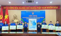 Trao tặng 3.000 bản đồ Việt Nam hưởng ứng cuộc vận động &apos;Tự hào một dải non sông&apos;