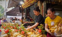 Gà ngậm hoa hồng là mặt hàng bán chạy nhất ở chợ Hàng Bè, phố Gia Ngư (quận Hoàn Kiếm, Hà Nội) dịp Rằm tháng Bảy.