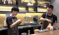 Quán cà phê ở Hà Nội được phục vụ bởi người điếc