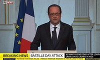 Tổng thống Pháp Francois Hollande trong cuộc họp báo sau vụ khủng bố Nice