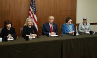 Ứng viên đảng Cộng hòa Donald Trump cùng 4 phụ nữ được cho là nạn nhân của gia đình Clinton trong cuộc họp báo ngay trước cuộc tranh luận thứ 2