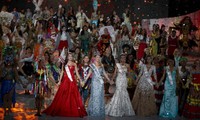 Các người đẹp nắm tay nhau trong đêm chung kết Miss World 2015