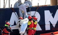 Lực lượng cứu hộ đưa một thi thể lên thuyền. 