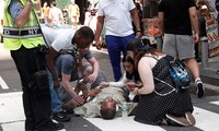 Một người bị thương nằm trên đường sau vụ xe điên lao vào người đi bộ ở Quảng trường Thời đại, New York, Mỹ.