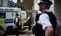 Cảnh sát đột kích một tòa nhà ở Barking, đông London sau vụ tấn công khủng bố.
