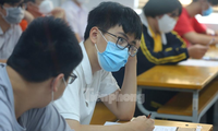 Hình ảnh hơn 3.700 thí sinh dự thi lớp 10 trường chuyên ở Hà Nội