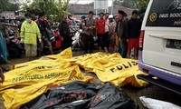 Thi thể nạn nhân trong trận động đất và sóng thần tại Indonesia, ngày 23/12/2018. Ảnh: AFP/TTXVN
