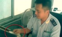 Ảnh căt từ clip được cho là công chức Hải quan La Hay nhận tiền ‘bôi trơn’ 