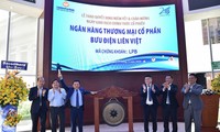 Ông Nguyễn Đức Thụy (đứng đầu bên phải) tham gia nghi lễ đánh cồng trong ngày chào sàn của LienVietPostBank. (Ảnh: LienVietPostBank)