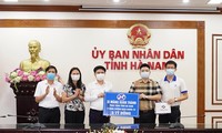 Ban lãnh đạo Công ty CP xi măng Xuân Thành trao tặng 5 tỷ đồng cho Ban chỉ đạo phòng, chống dịch COVID-19 tỉnh Hà Nam. 