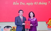 Trưởng Ban tổ chức Trung ương Trương Thị Mai trao quyết định của Bộ Chính trị cho ông Lê Đức Thọ.