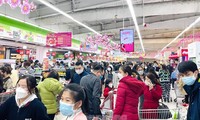 Người dân hối hả sắm sửa, chợ, siêu thị đông nghịt khách ngày 28 Tết