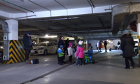 Trẻ em thủ đô Kiev chơi tại hầm trú ẩn là nhà xe. Ảnh: Nguyễn Hoàng 