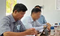 Ông Diệp Minh Xuân (trái, Phó chủ tịch UBND huyện Thuận Nam) bị công an đề nghị dừng giao dịch tài sản. Ảnh LỮ HỒ.