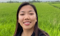 Huỳnh Như hạnh phúc khi trở về cánh đồng lúa quê hương. Ảnh: FBCN