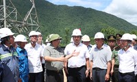 Thủ tướng nghe báo cáo về tiến độ thi công dự án đường dây 500kV Ảnh: Nguyễn Bằng