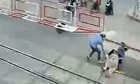 Hai nữ nhân viên gác chắn cứu cụ bà trước đầu tàu hỏa