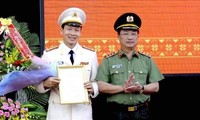 Thượng tướng Nguyễn Văn Thành, Thứ trưởng Bộ Công an (bìa phải) trao quyết định điều động, bổ nhiệm Đại tá Vũ Hồng Văn giữ chức vụ Giám đốc Công an tỉnh Đồng Nai.