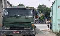 Xe tải gắn biển số giả quân đội, đổ đá xuống đường ngăn CSGT 