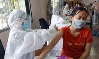 Tiêm vắc xin cho công nhân tại Biên Hòa