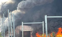 Cháy xưởng sản xuất ván ép ở Đồng Nai, khói đen bốc cao hàng chục mét