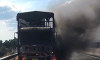 Xe tải bốc cháy ngùn ngụt trên cao tốc Vĩnh Hảo – Phan Thiết