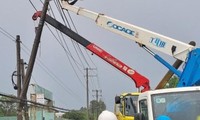 Xe tải tông gãy trụ điện trung thế, gần 1.000 hộ dân ở Đồng Nai bị cắt điện