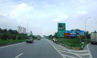 Hình ảnh "bội thực" biển báo giao thông và biển báo, biển quảng cáo trên cao tốc Hà Nội - Bắc Giang 