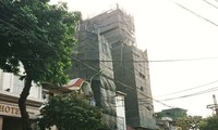 Cao ốc cuối phố Hàng Bông có dấu hiệu vi phạm về chiều cao.