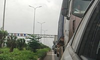 Nhiều xe quay đầu vì tắc đường tại cầu Như Nguyệt