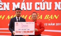 Đại diện Quỹ Vì Tầm Vóc Việt trao biển tài trợ cho Tổng Biên tập Báo Tiền Phong Lê Xuân Sơn - Trưởng Ban Tổ chức Chủ nhật đỏ
