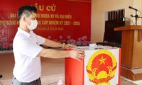 Nhân viên y tế lấy mẫu xét nghiệm cho thanh viên tổ bầu cử ở tỉnh Bắc Ninh