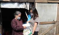 Một hộ dân khó khăn ở Hà Nội nhận quà tiếp sức từ Công ty TNHH Hybrid Technologies Việt Nam