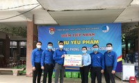 Anh Thân Trung Kiên (thứ 3 từ trái sang) cùng cán bộ tỉnh đoàn Bắc Giang kêu gọi nguồn lực hỗ trợ người khó khăn trong dịch COVID-19