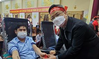 Phó Giáo sư Tiến sỹ Nguyễn Hà Thanh, Phó Viện trưởng Viện Huyết học và truyền máu Trung ương động viện các tình nguyện viên hiến máu tại Hiệp Hòa, Bắc Giang