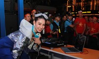 Nữ DJ ở phố đi bộ Nguyễn Huệ khuấy động không khí trận Việt Nam - UAE