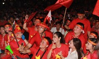 Việt Nam đấu Thái Lan, vạn người nhuộm đỏ phố Nguyễn Huệ