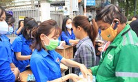 Thanh niên TPHCM tặng công cụ phòng dịch COVID-19 ở bến phà, phố Hàn