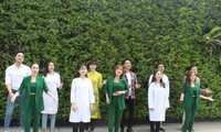 Ca sĩ Phi Hùng và nhiều nghệ sĩ hát tri ân y bác sĩ mùa Covid-19