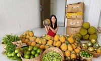 Cô gái Đắk Lắk cùng bạn mỗi ngày khiêng nửa tấn rau củ tặng Sài Gòn
